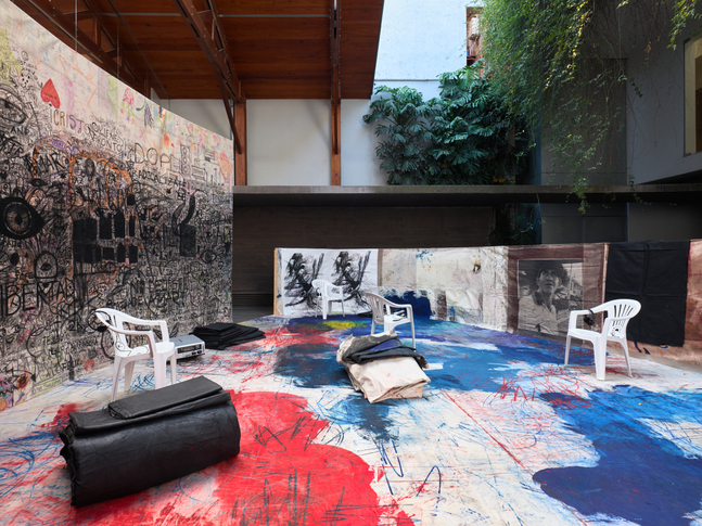 installation view oscar murillo: el pozo de agua, kurimanzutto mexico city, 2025. photo: reinis lismanis, courtesy the artist. copyright &amp;copy;️ oscar murillo⁠


&amp;nbsp;
