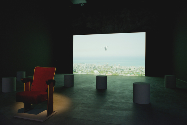 vista de instalaci&amp;oacute;n de akram zaatari en la 55a bienal de venecia: el palacio enciclop&amp;eacute;dico, italia, 2013. cortes&amp;iacute;a del artista