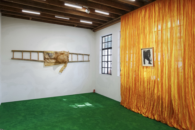 vista de instalaci&amp;oacute;n de b&amp;aacute;rbara s&amp;aacute;nchez-kane:&amp;nbsp;coro de soles menores, cheruby, shanghai, 2025. cortes&amp;iacute;a de cheruby. foto: ling