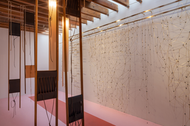 installation view&amp;nbsp;leonor antunes: surface, edge and voids (expanded), kurimanzutto mexico city, 2025. photo: gerardo landa &amp;amp; eduardo (glr estudio)


&amp;nbsp;
