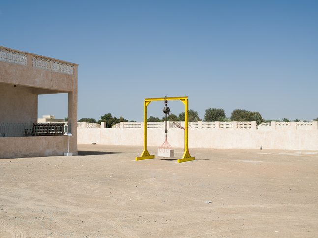 vista de instalaci&amp;oacute;n de akram zaatari en sharjah biennial 16: to carry, sharjah, 2025. foto: danko stjepanovic
