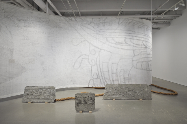 vista de instalaci&amp;oacute;n de mariana castillo deball:&amp;nbsp;serpent disappearances, kurimanzutto, nueva york, 2026. foto: zach hyman