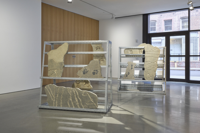 vista de instalaci&amp;oacute;n de mariana castillo deball:&amp;nbsp;serpent disappearances, kurimanzutto, nueva york, 2026. foto: zach hyman