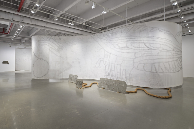 vista de instalaci&amp;oacute;n de mariana castillo deball:&amp;nbsp;serpent disappearances, kurimanzutto, nueva york, 2026. foto: zach hyman