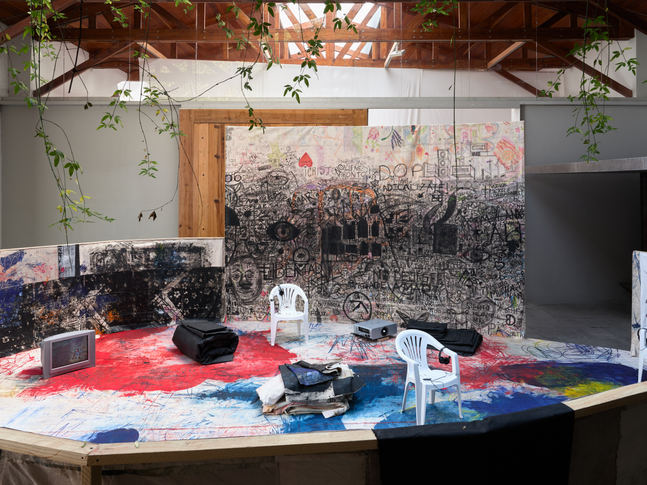 installation view oscar murillo: el pozo de agua, kurimanzutto mexico city, 2025. photo: reinis lismanis, courtesy the artist. copyright &amp;copy;️ oscar murillo⁠