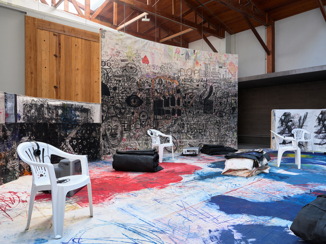 installation view oscar murillo: el pozo de agua, kurimanzutto mexico city, 2025. photo: reinis lismanis, courtesy the artist. copyright &amp;copy;️ oscar murillo⁠


&amp;nbsp;
