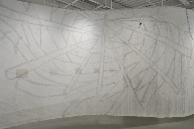 vista de instalaci&amp;oacute;n de mariana castillo deball:&amp;nbsp;serpent disappearances, kurimanzutto, nueva york, 2026. foto: zach hyman