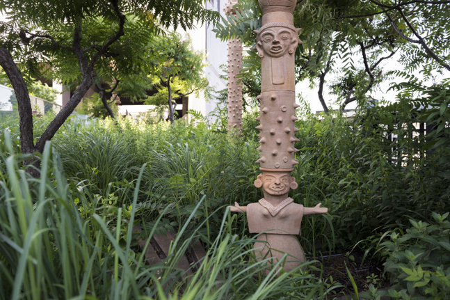 installation view mariana castillo deball: &amp;iquest;qui&amp;eacute;n medir&amp;aacute; el espacio, qui&amp;eacute;n me dir&amp;aacute; el momento?, the high line, new york, 2015. photo: timothy schenck