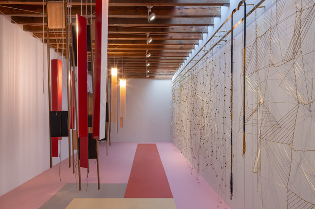 installation view&amp;nbsp;leonor antunes: surface, edge and voids (expanded), kurimanzutto mexico city, 2025. photo: gerardo landa &amp;amp; eduardo (glr estudio)


&amp;nbsp;
