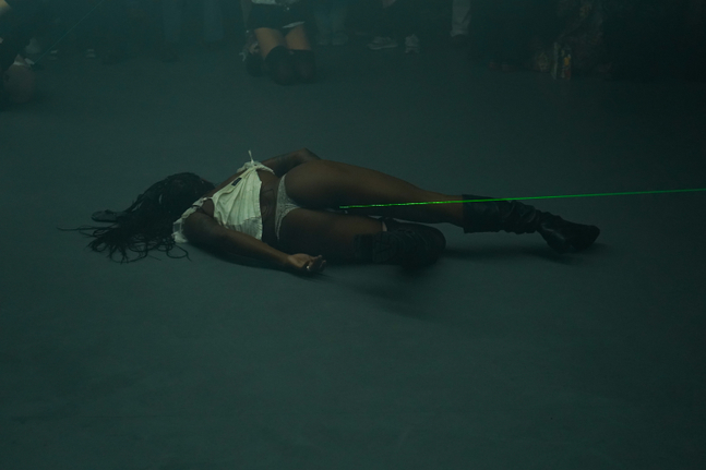 documentaci&amp;oacute;n&amp;nbsp;b&amp;aacute;rbara s&amp;aacute;nchez-kane: young boy s&amp;aacute;nchez-kane, dover street market paris, 2024. foto: oriane robaldo