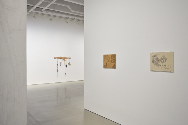 vista de instalaci&amp;oacute;n de mariana castillo deball:&amp;nbsp;serpent disappearances, kurimanzutto, nueva york, 2026. foto: zach hyman