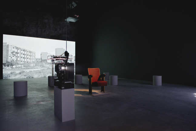 vista de instalaci&amp;oacute;n de akram zaatari en la 55a bienal de venecia: el palacio enciclop&amp;eacute;dico, italia, 2013. cortes&amp;iacute;a del artista