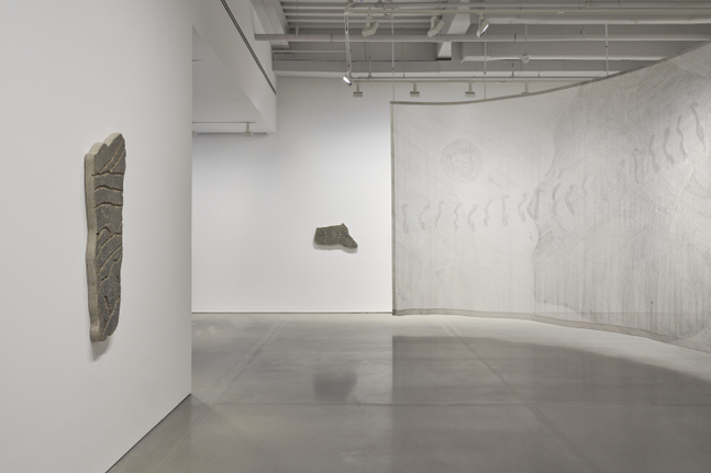 vista de instalaci&amp;oacute;n de mariana castillo deball:&amp;nbsp;serpent disappearances, kurimanzutto, nueva york, 2026. foto: zach hyman