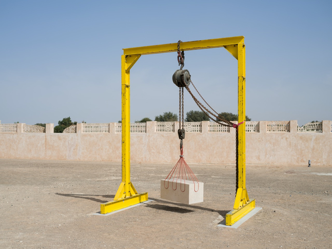 vista de instalaci&amp;oacute;n de akram zaatari en sharjah biennial 16: to carry, sharjah, 2025. foto: danko stjepanovic