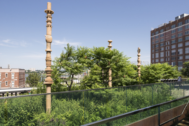 installation view mariana castillo deball: &amp;iquest;qui&amp;eacute;n medir&amp;aacute; el espacio, qui&amp;eacute;n me dir&amp;aacute; el momento?, the high line, new york, 2015. photo: timothy schenck