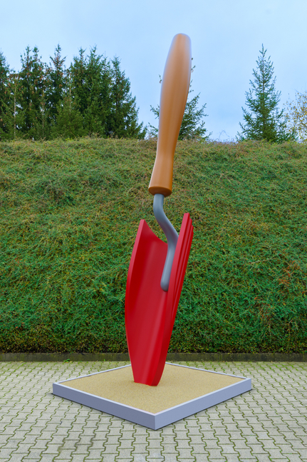 Claes Oldenburg &amp;amp; Coosje van Bruggen
Plantoir, Red (Mid-scale), 2001-2021
painted aluminum, stainless steel
15 ft 5 in. x 46 in. x 35 in. (469.9 x 116.8 x 88.9 cm)