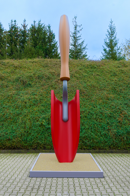 Claes Oldenburg &amp;amp; Coosje van Bruggen
Plantoir, Red (Mid-scale), 2001-2021
painted aluminum, stainless steel, fiber reinforced polymer
​​​​​​​15 ft 5 in. x 46 in. x 35 in. (469.9 x 116.8 x 88.9 cm)