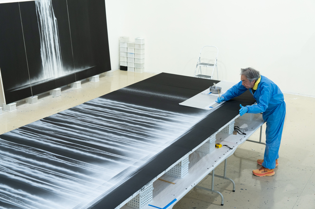 I am currently working on a new piece for the exhibition at Sagawa Art Museum, opening on July 1st. It will be mounted as a pair of six-panel folding screens for the exhibition.