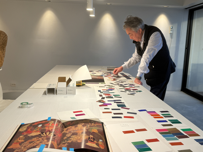 東京国立博物館にお納めさせていただく新作屏風の構想に入っています。東博の法隆寺宝物館のエントランスロビーに展示される予定です。法隆寺の時代、すなわち飛鳥時代の色彩はあまり資料が残っていません。それで色々な手を尽くして当時の色を想像しています。