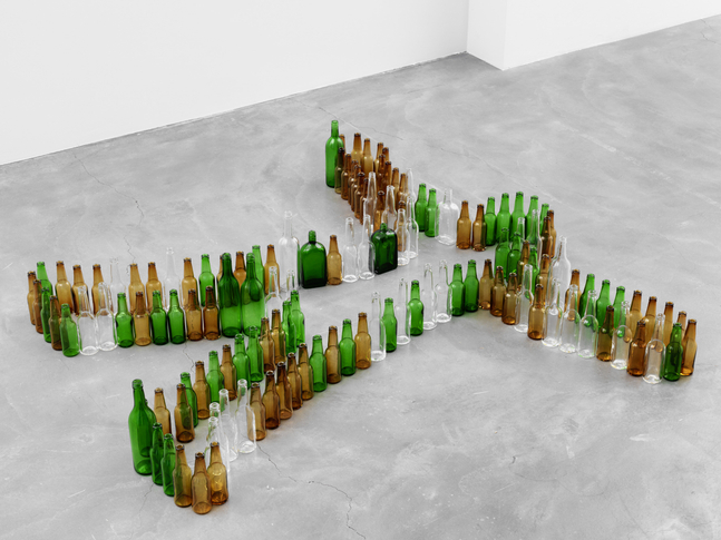 Bottle Man (Diagonally)

2017

142 bottles made of hand blown glass

31 x 186 x 186 cm / 12 1/4 x 73 1/4 x 73 1/4 in

&amp;copy; Valentin Carron