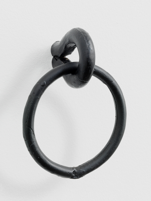 Archa&amp;iuml;que fade cercle

2011

Cast bronze, black lacquer

Unique

12 x 9 x 6 cm / 4 3/4 x 3 5/8 x 2 3/8 in

&amp;copy; Valentin Carron