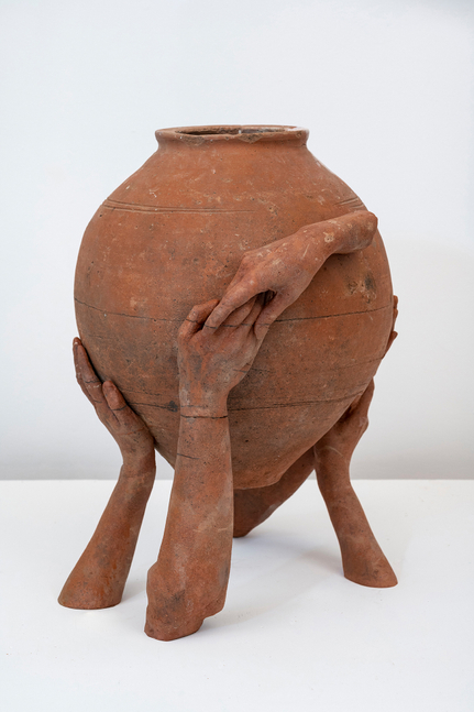 Clementine Keith-Roach
Knot, 2022
terracotta vessel, jesmonite, paint
27 1/2 x 13 3/4 x 13 3/4 ins.
70 x 35 x 35 cm

&amp;nbsp;