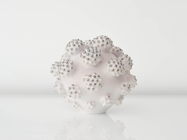 EVA ZETHRAEUS

Soft Pink Orb Cluster with Platinum Details, 2025

Glazed porcelain, platinum

13.75&amp;quot; H x 13.75&amp;quot; Dia.