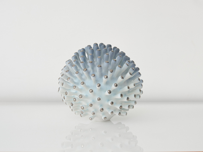 EVA ZETHRAEUS

Blue Orb with Platinum Details, 2025

Glazed porcelain, platinum

12.5&amp;quot; H x 13&amp;quot; Dia.