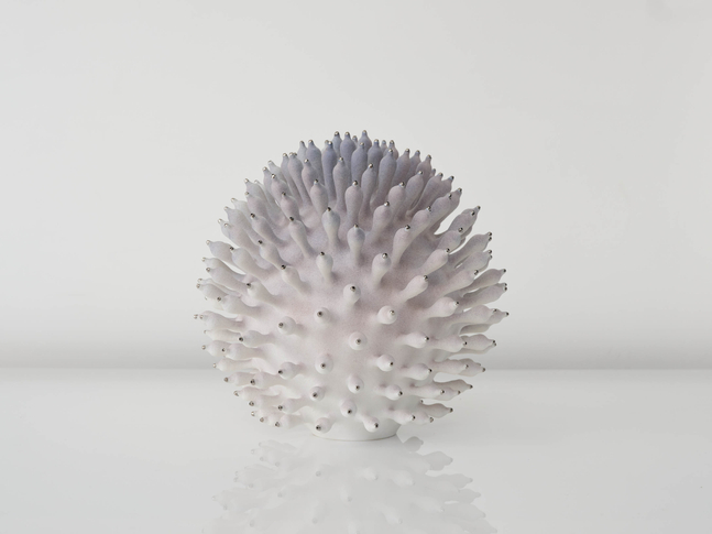 EVA ZETHRAEUS

Lavender Cluster with Platinum Details, 2025

Glazed porcelain, platinum

15.25&amp;quot; H x 14.5&amp;quot; Dia.