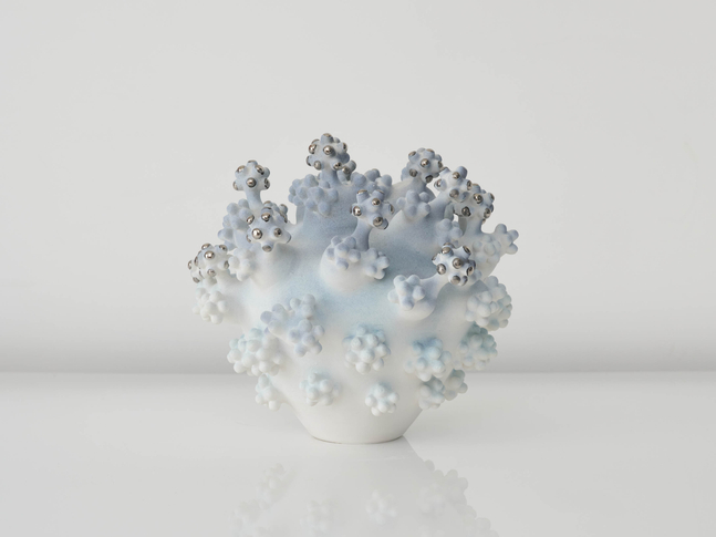 EVA ZETHRAEUS

Turquoise Millipora Cluster with Platinum Details, 2025

Glazed porcelain, platinum

14&amp;quot; H x 14.5&amp;quot; Dia.