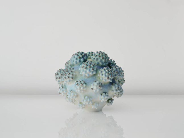 EVA ZETHRAEUS

Sea Green Orb Cluster with Platinum Details, 2025

Glazed porcelain, platinum

11.75&amp;quot; H x 13.25&amp;quot; Dia.