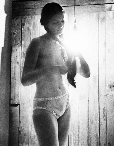 Sam Haskins, Bes Under Lamp (Facing), 1961