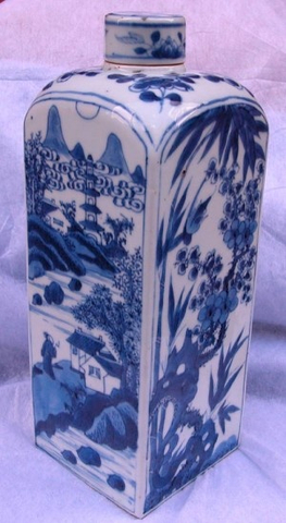 A CHINESE BLUE & WHITE FLASK & COVER, Kangxi (1662-1722)
