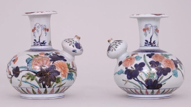 A RARE PAIR OF JAPANESE IMARI KENDI, Edo Period, 17th century