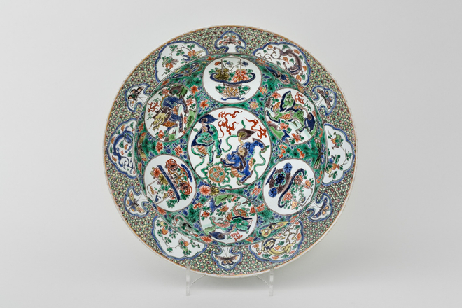 A LARGE AND FINE FAMILLE VERTE DISH, Kangxi (1662 – 1722)