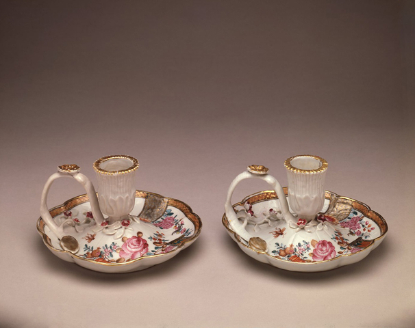 A FINE PAIR OF COMPAGNIE DES INDES FAMILLE ROSE CHAMBERSTICKS, Qianlong (1736 - 1795)