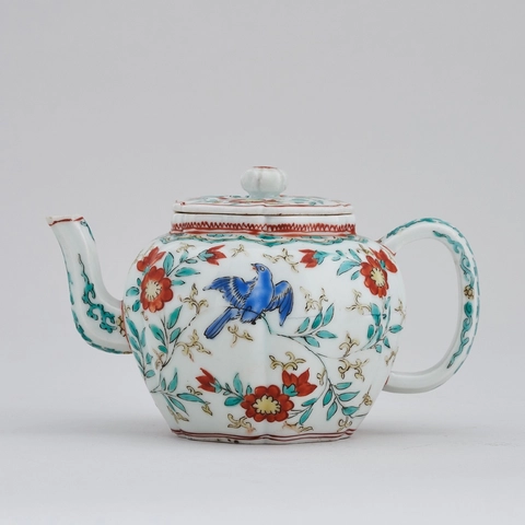 A JAPANESE KAKIEMON TEAPOT AND COVER, Edo period (late 17th century)