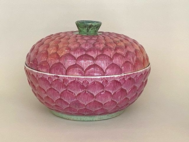 A CHINESE FAMILLE ROSE ‘LOTUS’ BOWL AND COVER , Jiaqing ( 1796-1820)