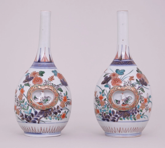 A PAIR OF FINE JAPANESE IMARI BOTTLE VASES, Late 17th – early 18th century