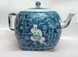 AN FINE SMALL TEAPOT, KANGXI (1662-1722)