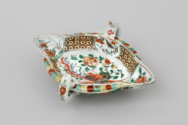 A CHINESE FAMILLE VERTE SAUCE BOAT, Kangxi (1662-1722)
