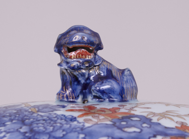 A CHINESE IMARI OVAL TUREEN, First half of the 18th century