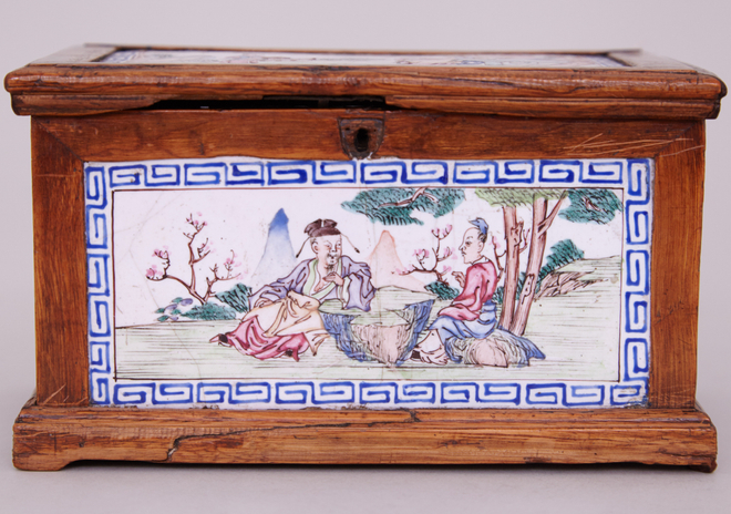 A CHINESE CANTON ENAMEL FAMILLE ROSE BOX, Qianlong (1736-1795)