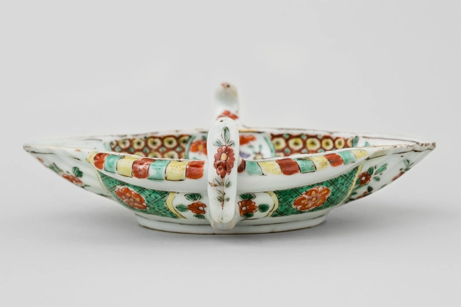 A CHINESE FAMILLE VERTE SAUCE BOAT, Kangxi (1662-1722)