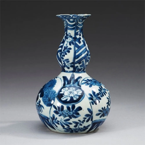 A CHINESE BLUE AND WHITE KRAAK ‘POMEGRANATE EWER’ KENDI, 1595-1610