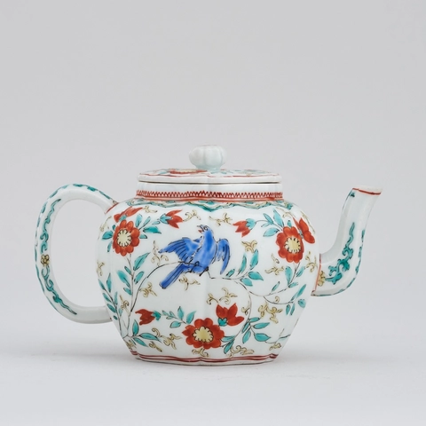 A JAPANESE KAKIEMON TEAPOT AND COVER, Edo period (late 17th century)