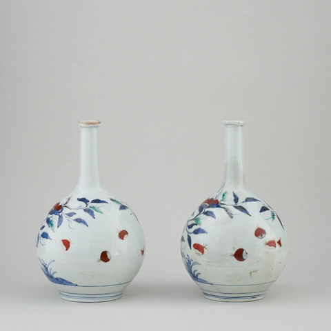 A PAIR OF JAPANESE BOTTLE VASES , 18th century