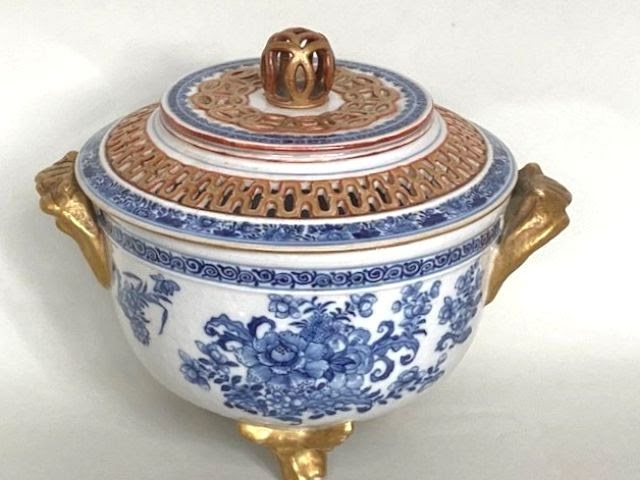A CHINESE BLUE AND WHITE POT POURRI AND COVER , Qianlong (1736-1795)