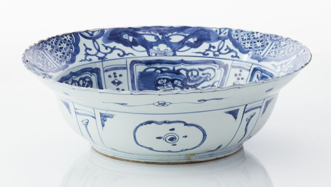A LARGE AND IMPOSING CHINESE BLUE AND WHITE 'KRAAK PORSELEIN KLAPMUTS' SHALLOW BOWL , Wanli (1573‑1619)