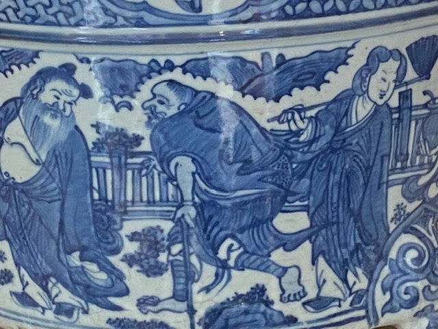 A LARGE IMPOSING CHINESE MING BLUE AND WHITE 'EIGHT IMMORTALS' TRIPOD CENSER, Wanli (1572 - 1620)